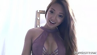 La Session Webcam Intime D'Ayumi Anime Avec Une Beauté Asiatique