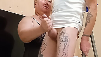 Mistress Handjobb Leder Till En Cumshot Närbild På Min Kuk