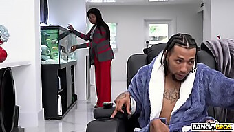 Aidra Fox Bị Đụ Bởi Một Con Cặc Đen Lớn Trong Cảnh Tình Dục Đa Chủng Tộc Này Từ Bangbros