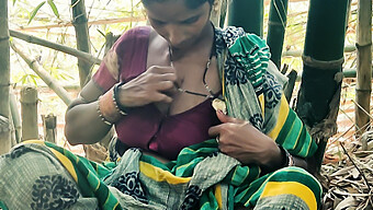 Femme Indienne S'Engage Dans Un Sexe En Plein Air Avec Doigté Et Position 69 Dans Les Bois