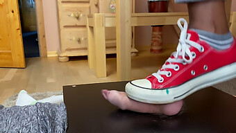 Tysk Kærestes Fodfetich: Cumshot Og Boldknusning Med Røde Converse Chucks