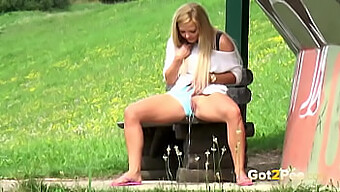 Une Blonde En Solo Mouille Dans Une Aventure De Pisse Publique En Plein Air