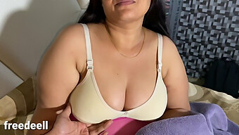 देसी फैमिली शेयरिंग के साथ हॉट इंडियन Milf