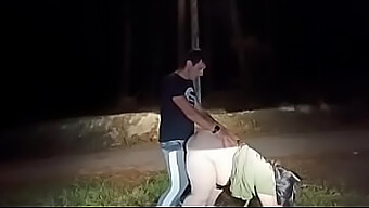 Me Hizo Bajar Del Auto Y Cogerme Como Un Animal En La Carretera Y Me Quedé Con Su Semen En Mi Cara.