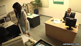 Ragazza Asiatica Fa Sesso Sulla Scrivania Sul Posto Di Lavoro