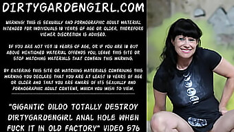 Dirtygardengirl Cavalga Um Dildo Extremo Em Uma Fábrica Pública, Levando Ao Prolapso Anal