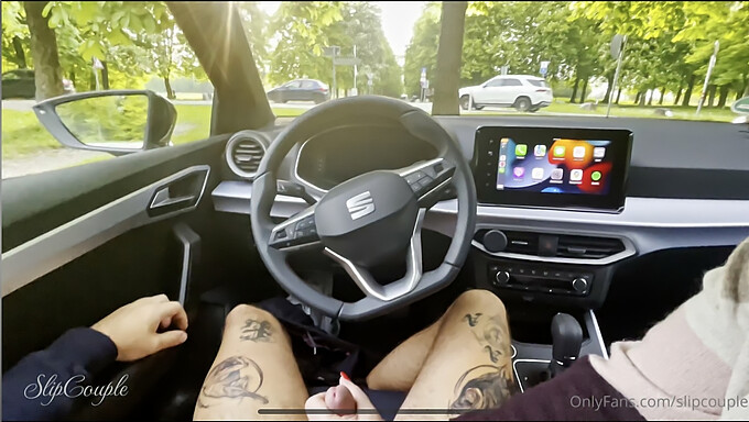 Une Amatrice Blonde Donne Une Branlette Sur Un Parking Public Avec Une Voiture Comme Décor