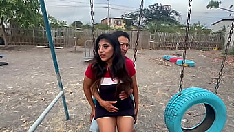 Riesgo Y Placer: Un Encuentro Travieso En El Parque Con Mi Novia Promiscua Y Un Extraño Lujurioso.