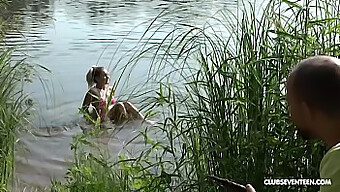 L'Aventure En Plein Air De Mary Rock Avec Une Chatte Imberbe Et Une Bite