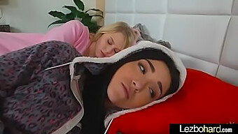 Fete Lesbiene Amatoare Se Ling Reciproc În Pizdele Într-Un Videoclip Fierbinte