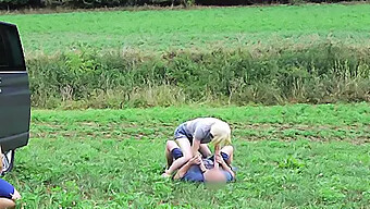 Tonton Shemale Menghukum Lelaki Kerana Ketawa Padanya