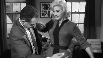 Bombe Britannique Vintage Liz Fraser Dans Toute Sa Splendeur