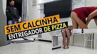 Cristina Almeida, Pizza Beklerken Çıplak Vücudunu Sergiliyor