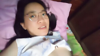 Asiatische Tante Verwöhnt Sich In Hausgemachtem Solo-Video