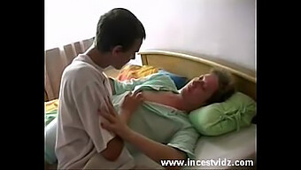 Mama Matură Și Adolescenta Se Angajează În Sex Oral Și Penetrare Vaginală