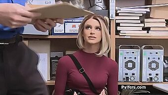 Cô Gái Trẻ Tóc Vàng Thể Thao Bị Bắt Và Đụ Bởi Camera Của Shoplyfter