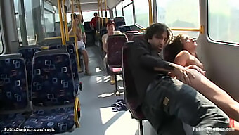 Beleza Europeia Se Envolve Em Sexo Explícito Em Um Veículo De Transporte Público.