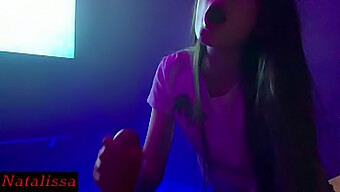 Video Pov Của Một Cô Gái Trẻ Cho Handjob Khi Xem Phim