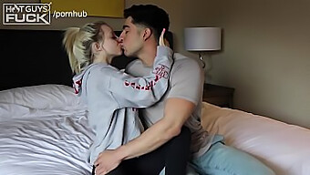 Ein Latino-College-Footballer Hat Sex Mit Einer Zierlichen Blonden Frau Mit Tattoos. Pass Auf Den Expliziten Inhalt Auf!