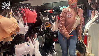 Une Milf Se Fait Jouer Avec Un Jouet Télécommandé Dans Un Centre Commercial