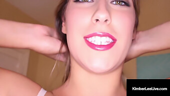 Kimber Lee'S Sensuele Lippenstift Pijptechniek