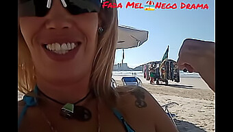 Film Pov Z Blond Babe W Bikini, Która Prezentuje Swoje Atuty Na Praia Da Enseada