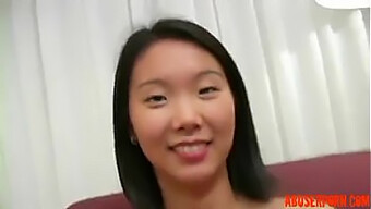 Eine Entzückende Asiatische Teenagerin Tritt In Einem Kostenlosen Erwachsenenvideo Auf Der Missbrauchsseite Auf