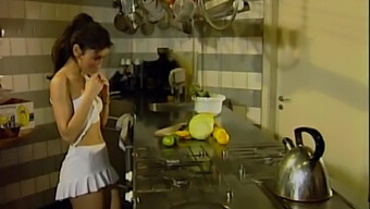 Encontro Retrô Na Cozinha De Sibel: Ação Anal Clássica