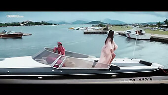 Uitați-Vă La Toate Fetele Bond Preferate Într-Un Videoclip Cu Ursula Andress, Eva Green Și Multe Altele