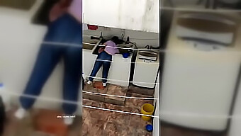 Esposa Do Amigo Adolescente Sozinha E Convencida Por Um Vídeo Secreto